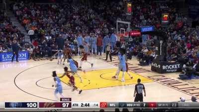 [Highlight] Evan Mobley disables Desmond Bane's three point attempt after a terrific recovery