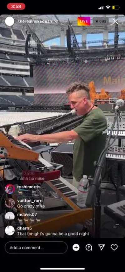 What the hell is Mike Dean doin 😭