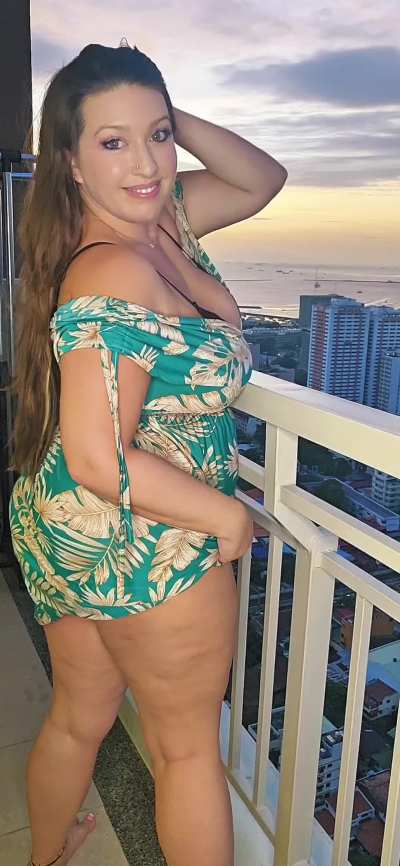 Soft curves, happy heart, and a body that might make you daydream