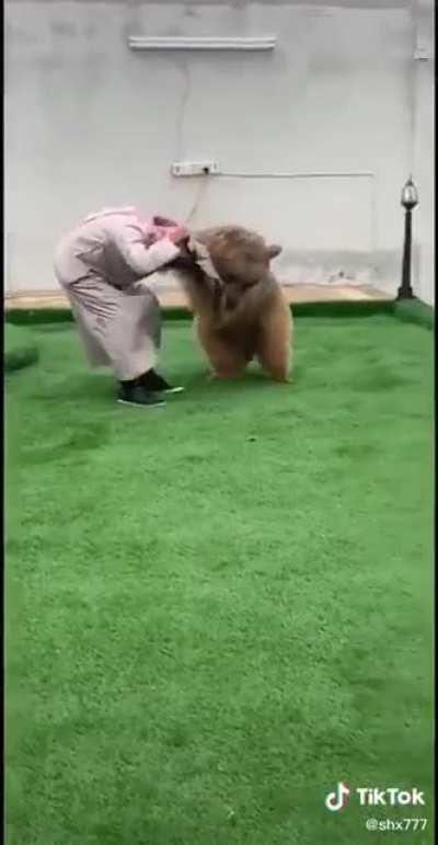 Bears in Arabia bark now i guess💁‍♂️