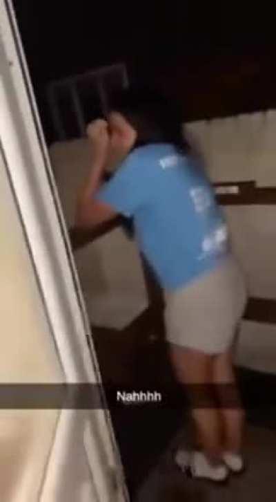 А ведь какая завязочка могла бы быть для фильма о сводных родственниках, залезь она другой стороной