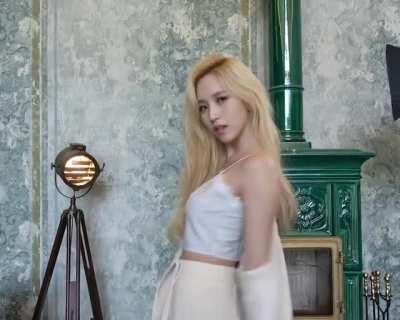 Mina - blonde, white top