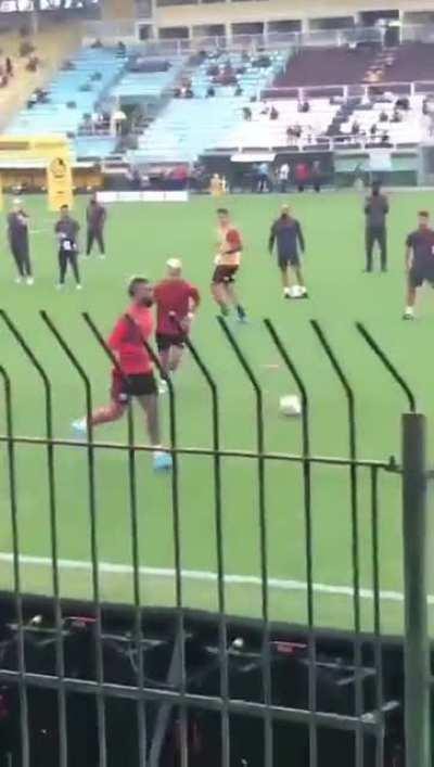 Gabigol responde torcedor que perguntou se ele possuia “silicone na bunda”