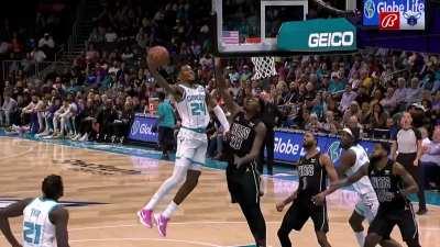 [Highlight] Replay of Brandon Miller's smooth athletic layup - He has 16 points at the half