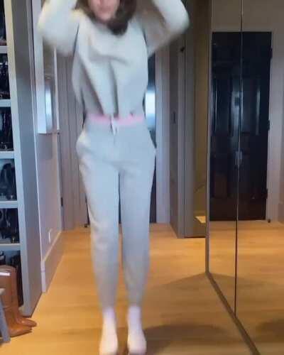 I love to watch Jessica Alba's MILF tits bounce