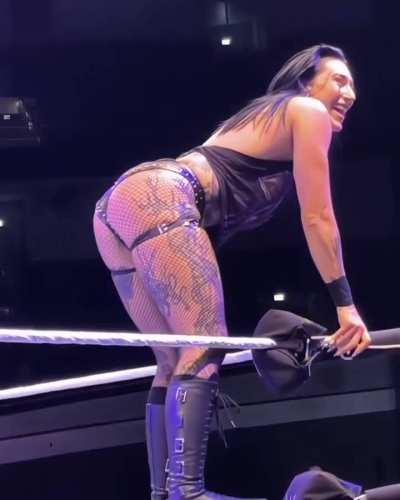 Rhea at tonight's house show