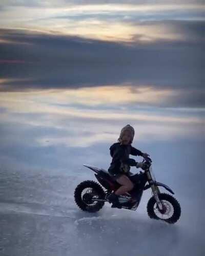 This is the 'Salar De Uyuni' in Bolivia and it acts like a giant mirror!