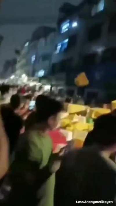 Chinese Protestors Revolt Against Lockdown in the Village of Kangle in Guangdong 