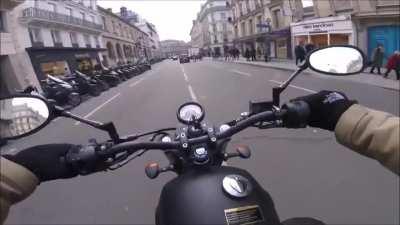 Un bon samaritain en moto se ballade autour de la Gare Saint-Lazare, rue du Havre. Il partage les images de son courage sur YouTube.