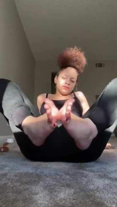 As this sub comes to a close and all these bitch niggas continue to report I'm therefore doing my due diligence as the goat uploader of this sub by blessing all who bares witness with the best foot model on this sub.