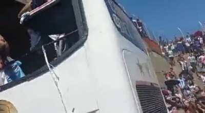 alverso queriendo subirse a la escavioneta