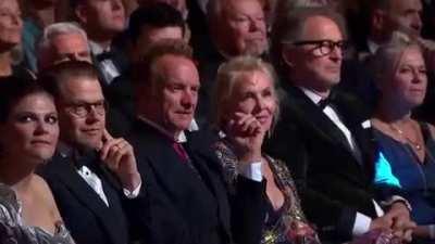 Стинг видимо думает: сейчас втащил бы ему за такое исполнение