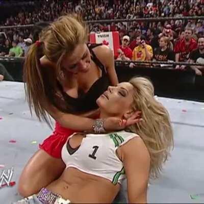 Mickie James kisses Trish Stratus
