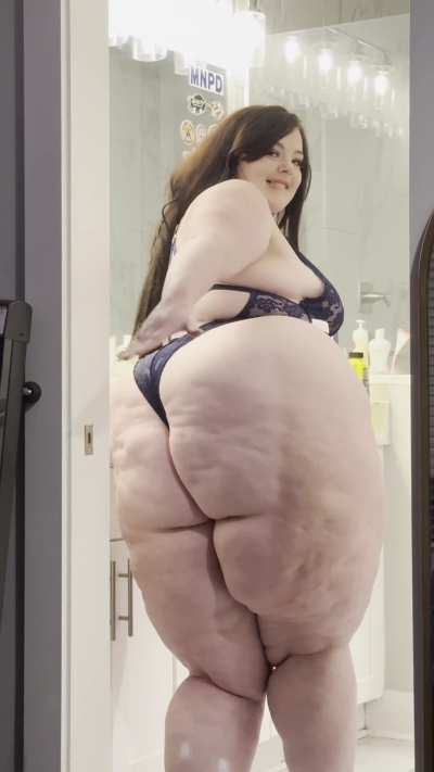 Now that’s what you call a mound of ass.. 😳