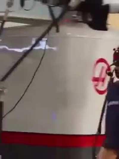 Los fulbolistas: *lo tocan* *se muere*.                                 pilotos de fórmula 1: 