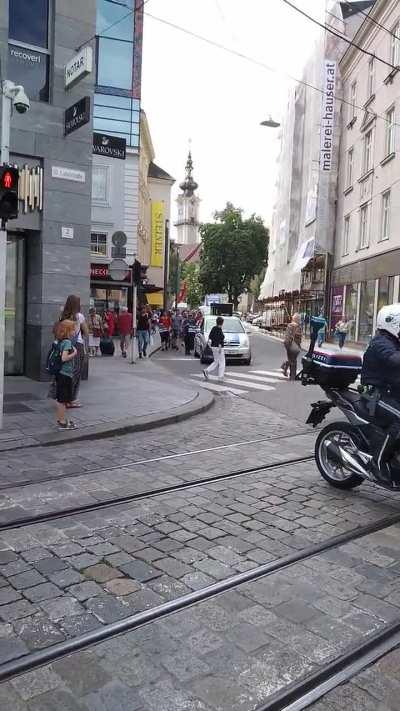 Die Freunde von dem Coronaleugner mit der Leiche im Kofferraum fordern gerade seine Freilassung. Kannst du dir nicht ausdenken.