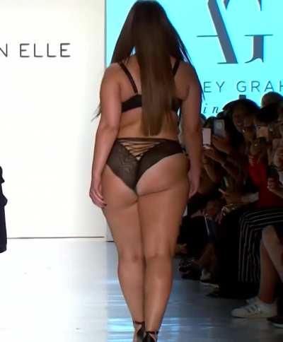 Ashley Graham working all that ass on the catwalk