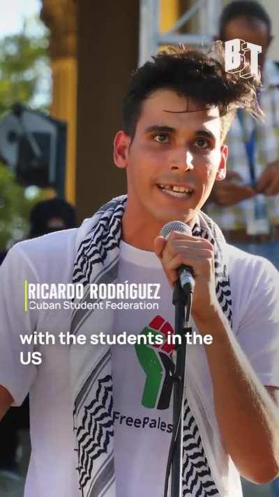 Hundreds of students gathered at the University of Havana to condemn the police repression of US student protesters and show their support for Palestine. On the same steps, students were repressed by the Batista dictatorship in the 1950s — one of the spar