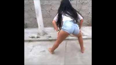 Brazilian Twerking in the street