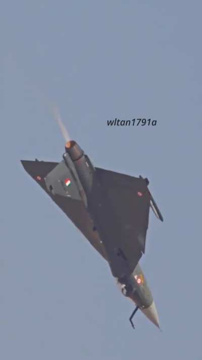 Final maneuver of Tejas fighter jet in Dubai Airshow