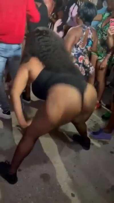 Shake that 🍑 (@thickbadd)