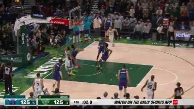 [Highlight] (Full Play) Giannis Antetokounmpo puts the Bucks up 2 with two seconds remaining with his 40th points of the game. The Bucks have won 8 straight.