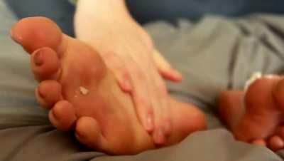 Putting lotion on my feet! Feels so good 😍