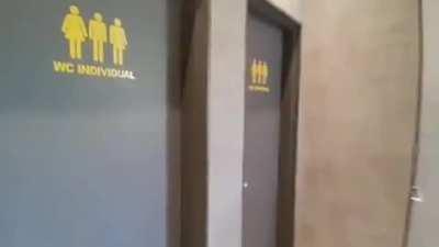 A karen de Bauru dando chilique ao descobrir que os banheiros do McDonald's são iguais ao de todas as casas.