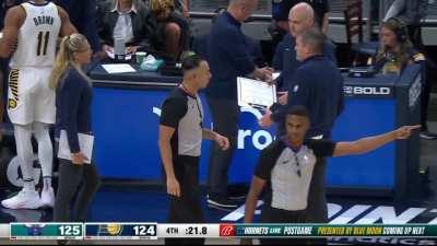 [Highlight] Buddy Hield misses the free throw leading to a scramble for possession