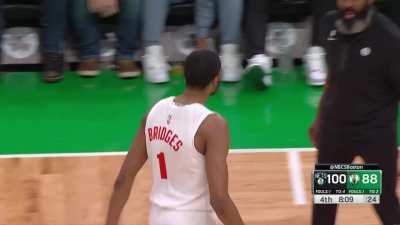 [Highlight] White turns it over and Bridges buries the middy in transition to give him 35 as the Boston crowd boos their team