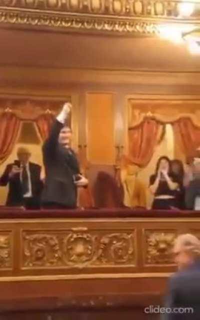 Javier Milei fue Abucheado y aplaudido por diferentes sectores del teatro colon.