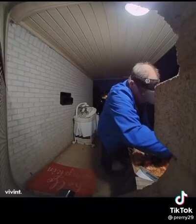 Pizza delivery guy tries to save his mistake