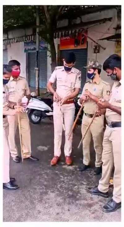 Many Indian states are going into lockdown again, police are preparing 