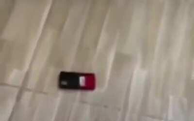 No debería haber destrozado tu teléfono, abuela.