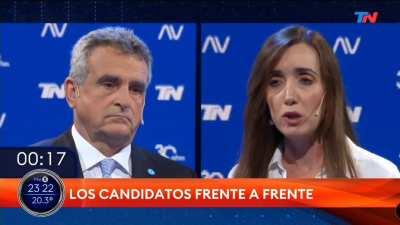 Bueno che, que alguien pare a Villarruel! Pobre Rossi...