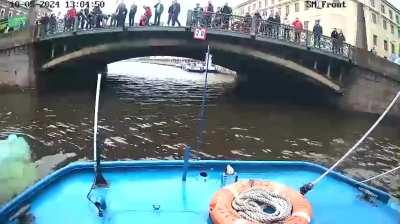 New rare angle of a bus falling into river in Petersburg
