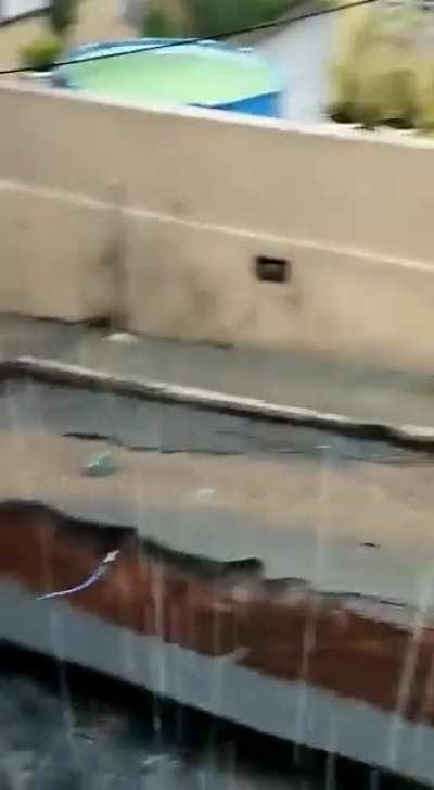 Cratera se abre e divide rua ao meio após chuva intensa em Macaé, RJ