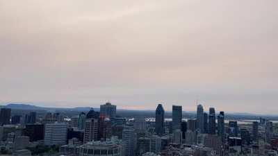 Smoke from the West Coast fires blowing over Montréal during sunrise - aujourd’hui @ Chalet du Mont-Royal