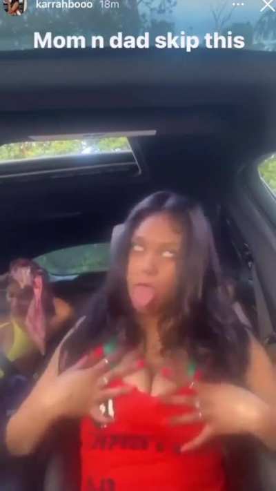 Karrahbooo in the car 🍑