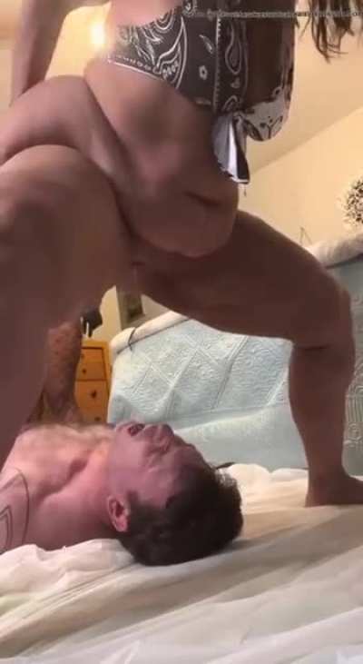 Bbw duo shits on him 💩💩💩