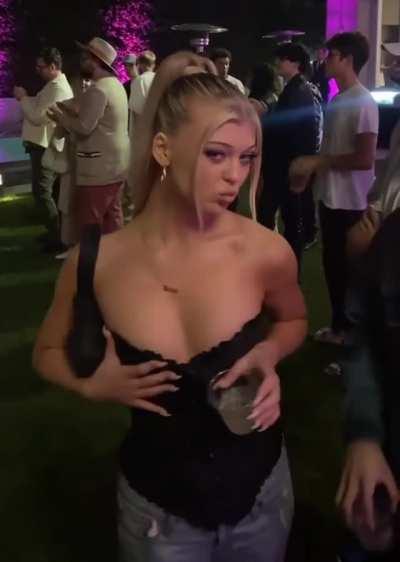 Pushing those perfect tits together 😍