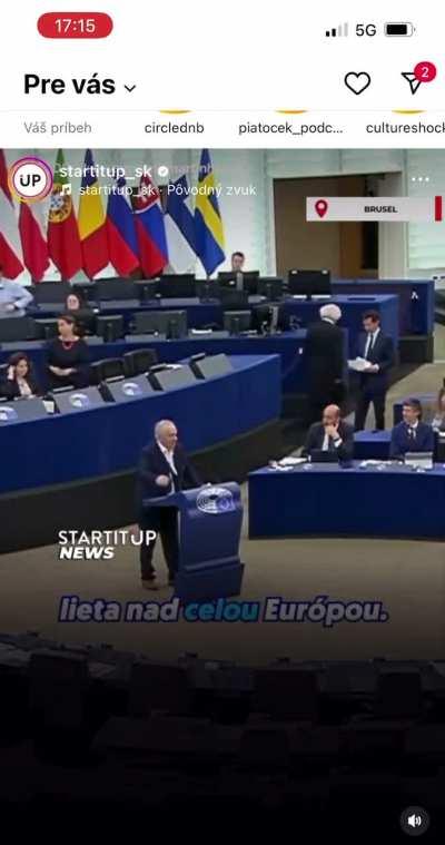 “Give piss a change!” Radačovský do EU parlamentu doniesol živú holubicu. Bruh