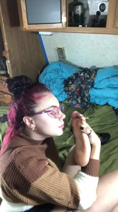 God I wish I had someone for my other foot it fees so damn good hmm it could just take me and you sucking my toes and licking my soles & just maybe I could cum ;)