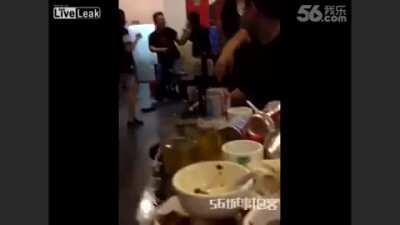 Man finding off 5 women from bullying a girl