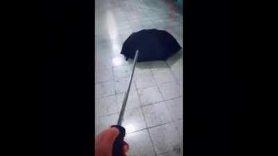 How to open an unbrella