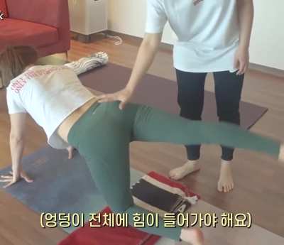 Otro video d está cerda puta ❣❣🔥🔥 cuantos anales le dan en esa posición d perrito y si t gustaria q con los pies t la este jalando 👍👍 lista pára un rico y delicioso doble anal