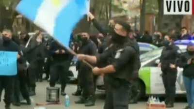 el policía de la bandera con what is love de fondo