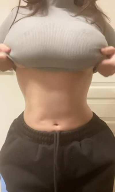 My massive DDD’s are too big for this crop top I guess