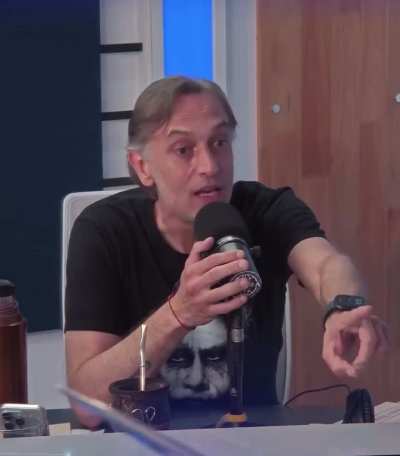 Milei con la espads del augurio de Leon-O de los Thundercats