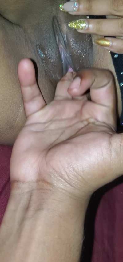 Fingering wife to get all the pussy juice out 💦🔥 it's delicious 🤤🥰